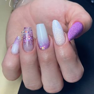 Pose d'ongle rose au chablon gel réaliser en formation chez ezella nail academy a lille