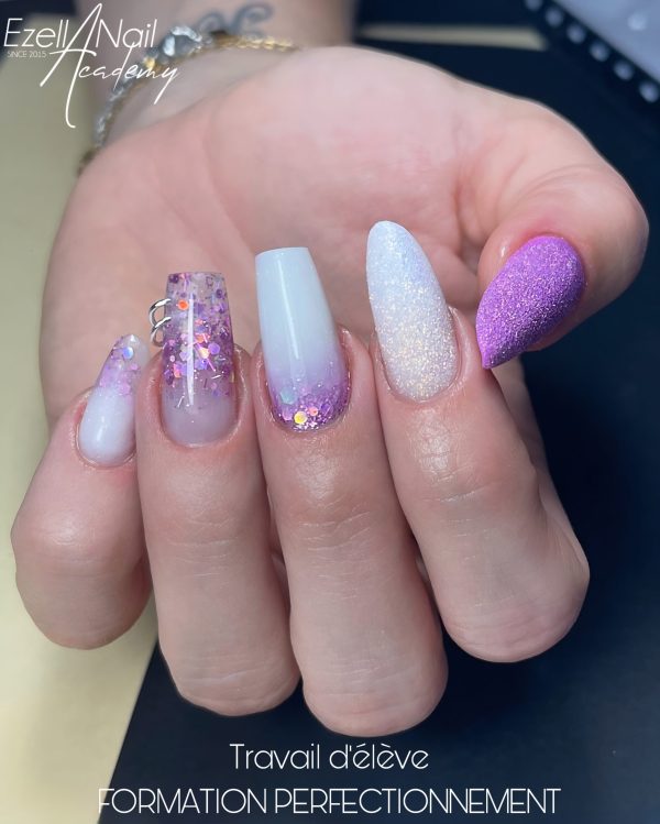 Pose d'ongle rose au chablon gel réaliser en formation chez ezella nail academy a lille