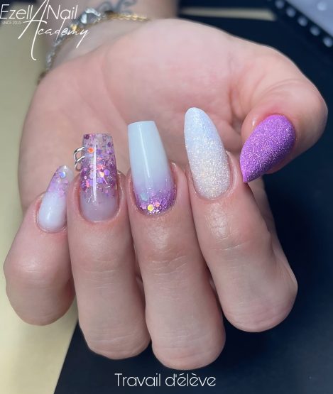 Pose d'ongle rose au chablon gel réaliser en formation onglerie chez ezella nail academy a lille