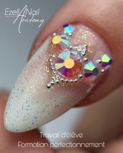 ongle en forme amande babyboomer et strass réaliser en formation chez Ezella Nail Academy à lille