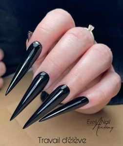 stiletto noir réaliser en formation onglerie à lille chez ezella nail academy, 1er centre de formation Qualiopi Lille