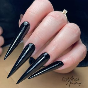 stiletto noir réaliser en formation onglerie à lille chez ezella nail academy, 1er centre de formation Qualiopi Lille