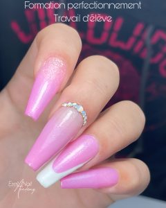 pose d'ongle forme ballerine realiser en formation a lille chez ezella nail academy, methode sans limage
