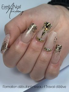pose de capsules americaine réaliser par une leve dans le meilleur centre de formation en onglerie de Lille, l'Ezella Nail Academy avec les produits Ongles Access et Elyamaje