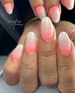Ongles au gel avec dégradé orange et paillettes réalisés par Ezella
