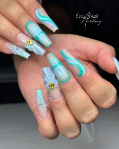 Pose de capsules americaine et nail art bleu printannier, summer nails et fleurs 3D gel, par ezella nail academy à lille