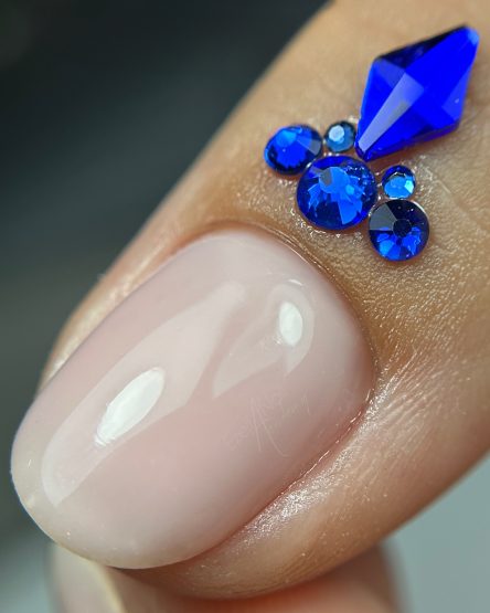 Pose en BIAB nude clean girl réalisé dans le centre de formation de référence sur Lille, Ezella Nail Academy avec du gel sans limage elya maje