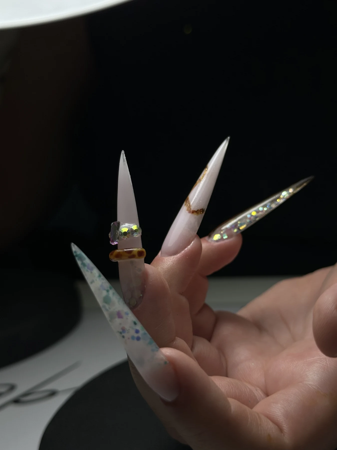 Création stiletto avec bijoux et détails dorés par Ezella