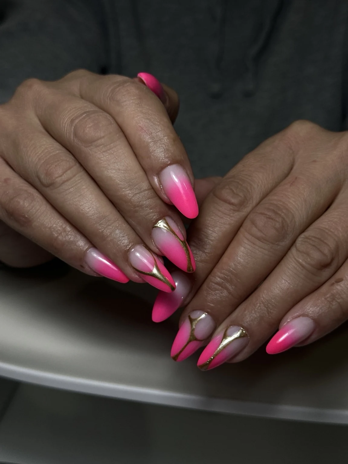Nail art rose et or sur ongles en amande, réalisé par Ezella à Lille